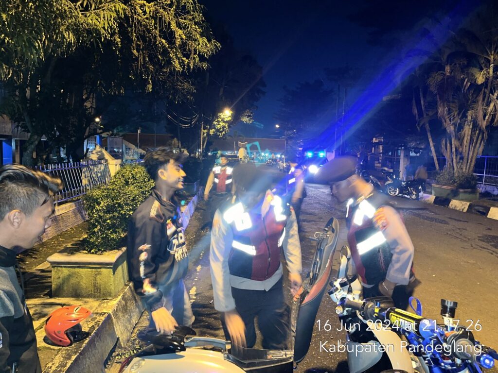 Kasat Samapta Polres Pandeglang Pimpin Langsung Patroli Malam Takbiran untuk Antisipasi Aksi Balap Liar 4 WhatsApp Image 2024 06 17 at 02.14.35