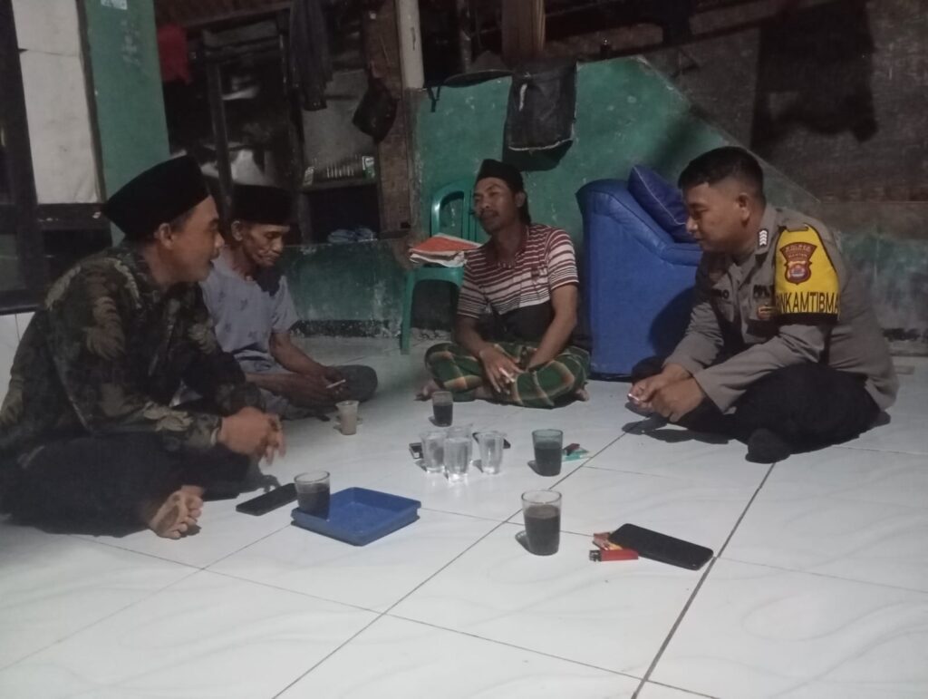 Bhabinkamtibmas Polsek Patia Keliling Sambangi Warga di Malam Hari Sampaikan Pesan Kamtibmas 8 WhatsApp Image 2024 06 22 at 16.24.58