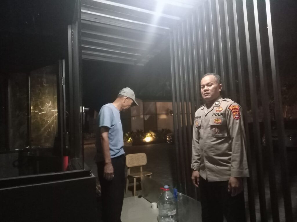 Aiptu Supriadi Polsek Carita Lakukan Patroli Malam dan Beri Himbauan kepada Security Hotel 6 WhatsApp Image 2024 06 24 at 05.53.19