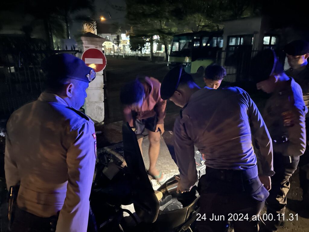 Antisipasi Balapan Liar dan Tindak Kriminal, Sat Samapta Polres Pandeglang Laksanakan Patroli Malam 3 WhatsApp Image 2024 06 25 at 06.06.01