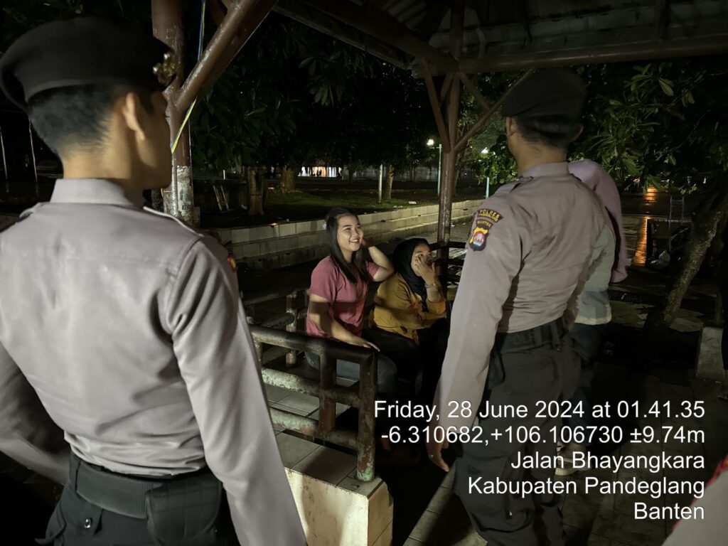 Personil Sat Samapta Polres Pandeglang Sambangi Remaja di Alun-Alun dan Berikan Pesan Kamtibmas 9 WhatsApp Image 2024 06 28 at 04.52.58
