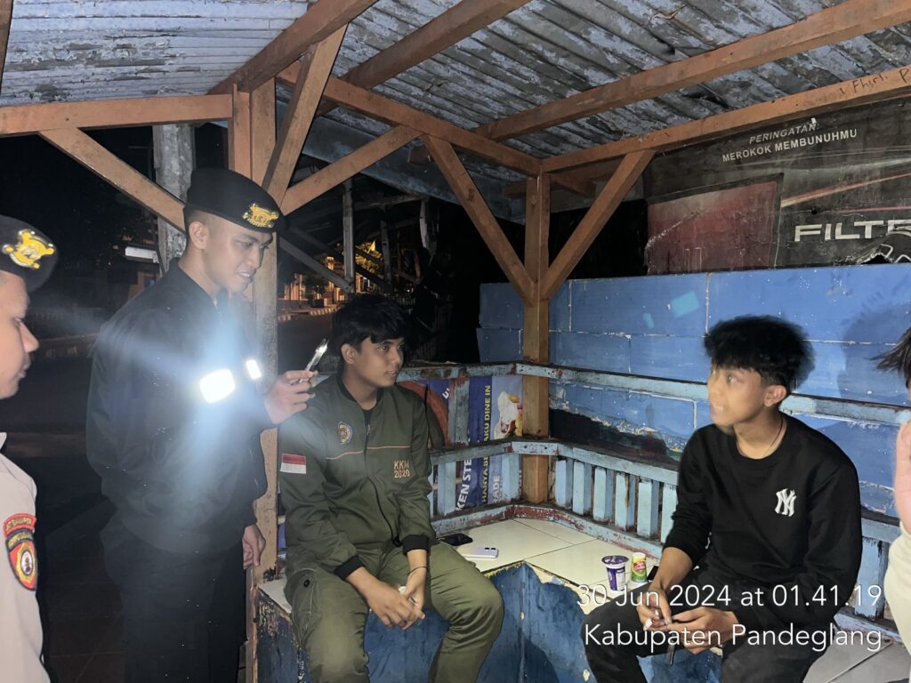 Antisipasi Kenakalan Remaja pada Malam Hari, Sat Samapta Polres Pandeglang Gelar Patroli Dialogis 6 WhatsApp Image 2024 06 30 at 05.12.34