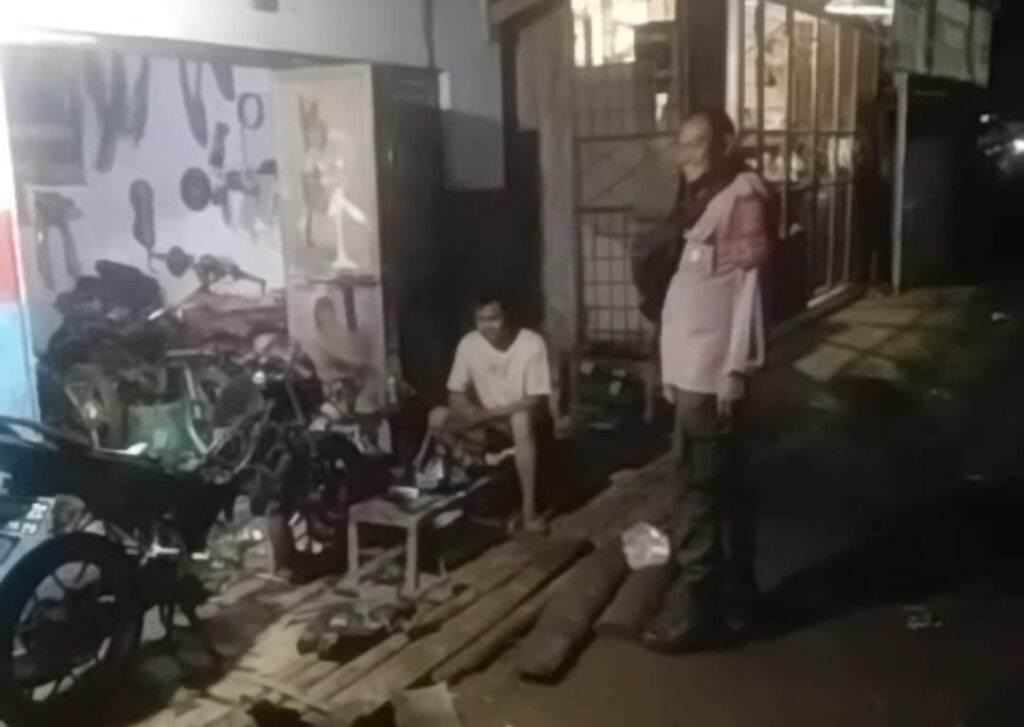 Polsek Menes Gelar Patroli Dialogis dan Himbauan Keamanan Bengkel Malam 2 WhatsApp Image 2024 06 30 at 17.10.42