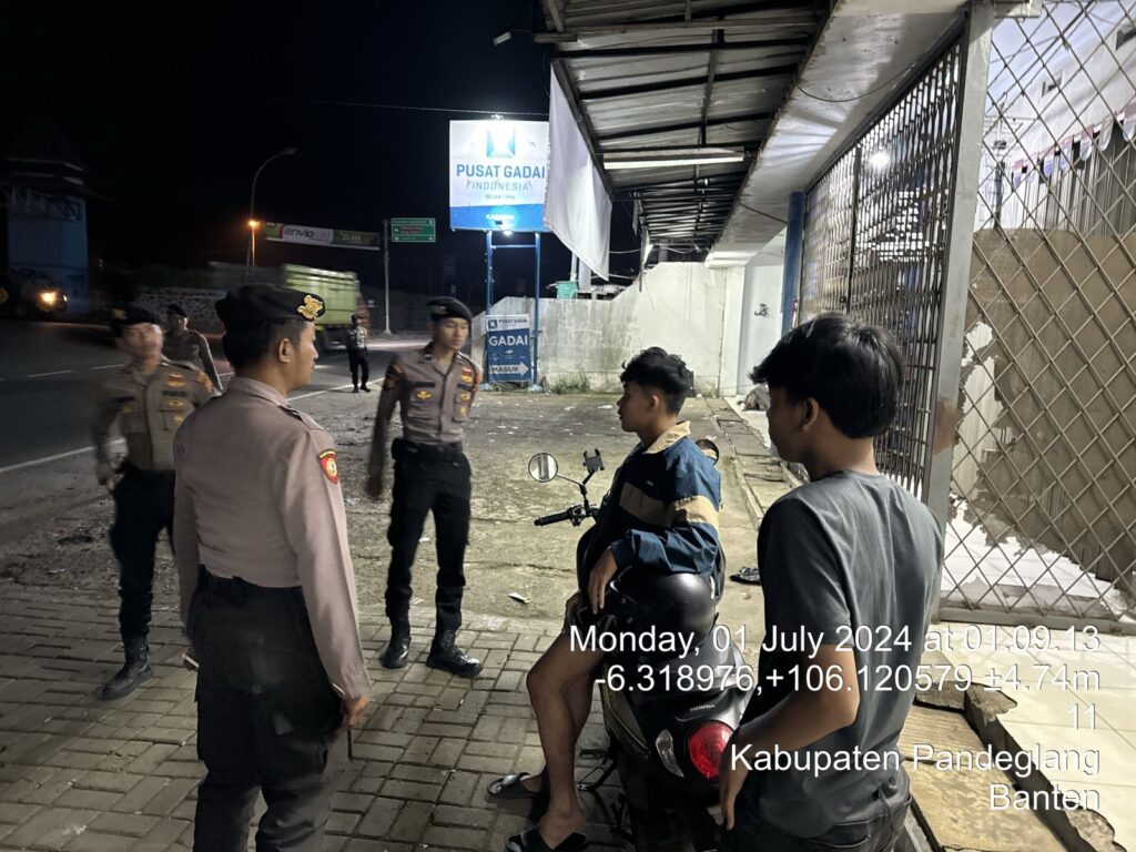 Sat Samapta Polres Pandeglang Sambangi Remaja yang Sedang Nongkrong Saat Patroli Mobile 4 WhatsApp Image 2024 07 01 at 05.38.56