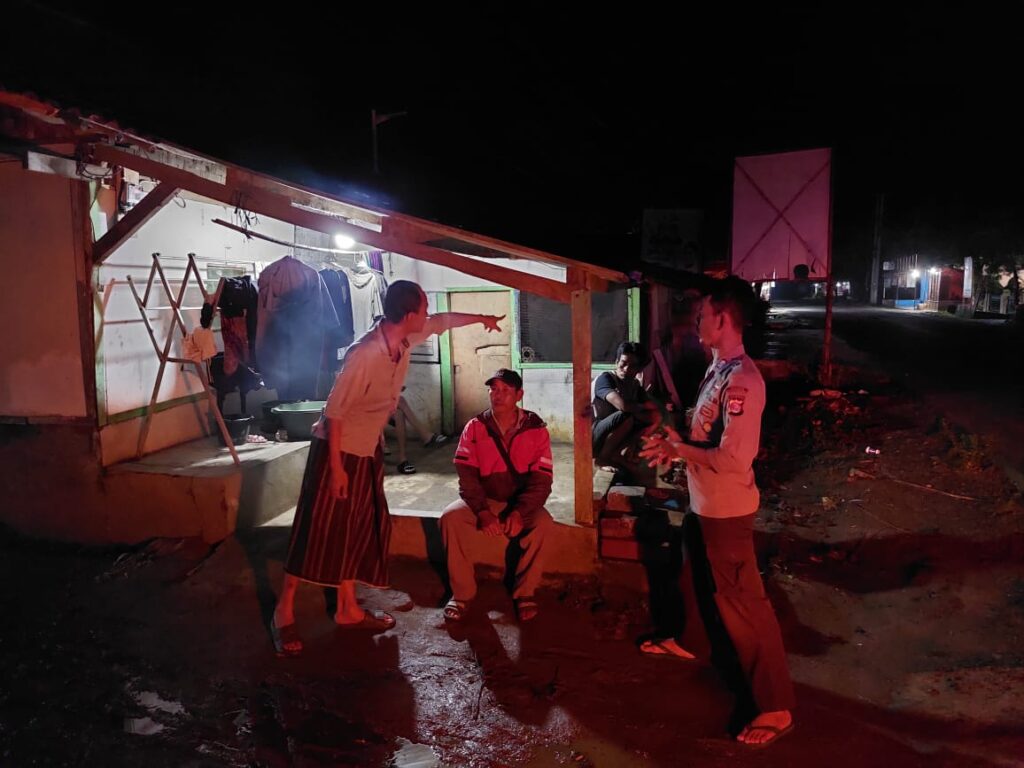 Bhabinkamtibmas Polsek Bojong Polres Pandeglang Gelar Patroli Malam Antisipasi Tindak Pidana C3 3 WhatsApp Image 2024 07 01 at 08.36.38
