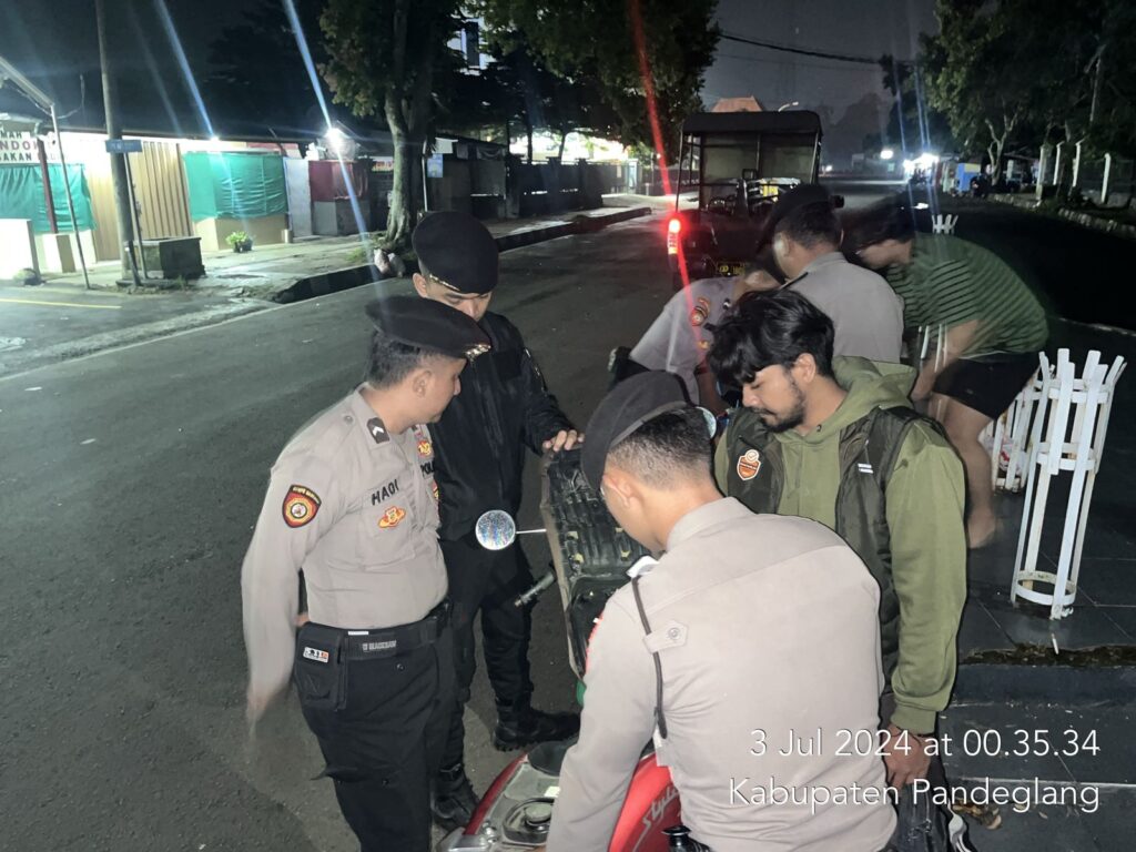 Sat Samapta Polres Pandeglang Himbau Pemuda dan Geledah Bawaan untuk Mencegah Tawuran dan Kriminalitas 8 WhatsApp Image 2024 07 03 at 03.10.23