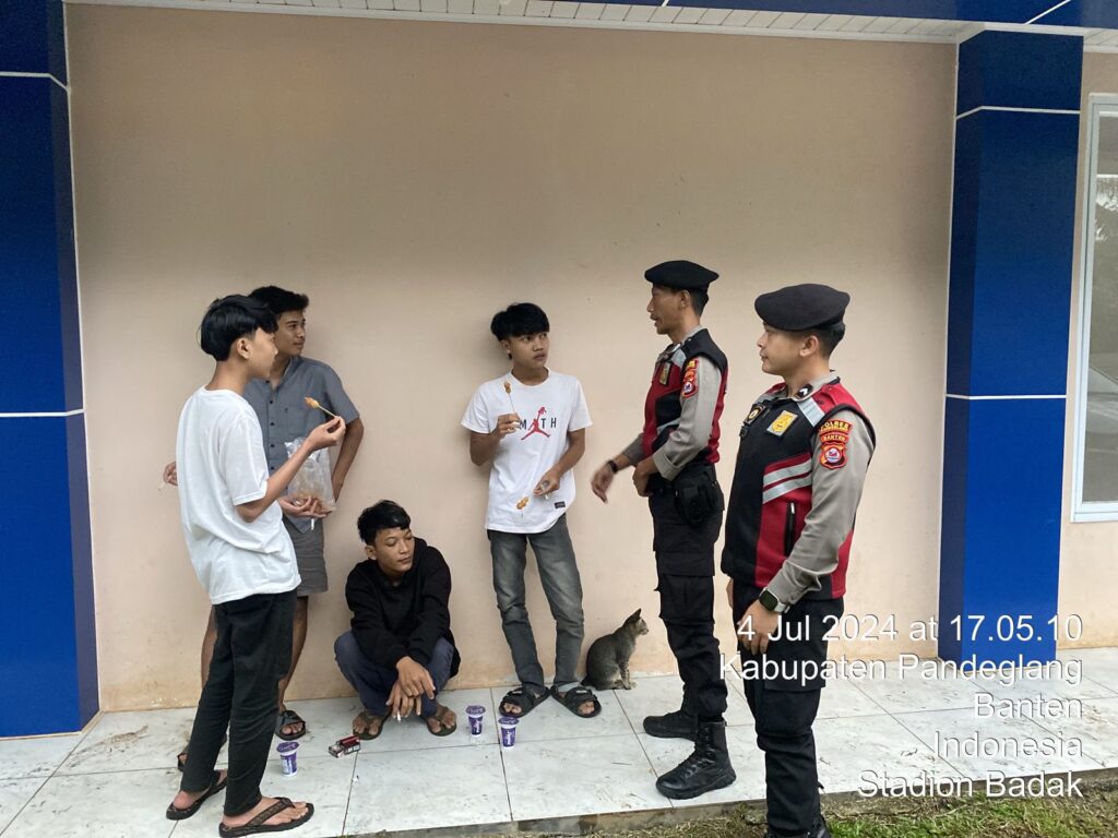 Sat Samapta Polres Pandeglang Sambangi Remaja Nongkrong Saat Patroli Siang 6 WhatsApp Image 2024 07 04 at 18.58.05