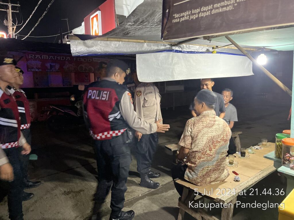 Ciptakan Kondusifitas, Sat Samapta Polres Pandeglang Sambangi Pedagang Kaki Lima di Cipacung 3 WhatsApp Image 2024 07 06 at 06.19.42