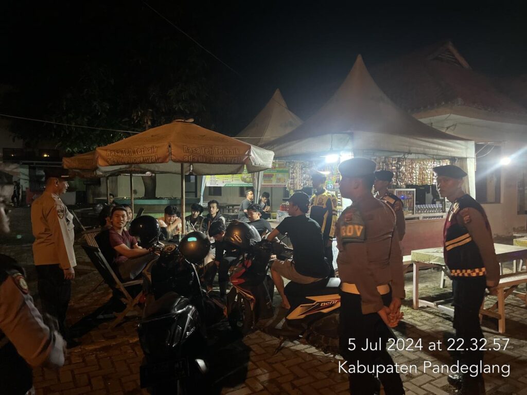Sat Samapta Polres Pandeglang Ajak Remaja Jauhi Miras dan Narkoba saat Patroli Malam 2 WhatsApp Image 2024 07 06 at 06.19.46