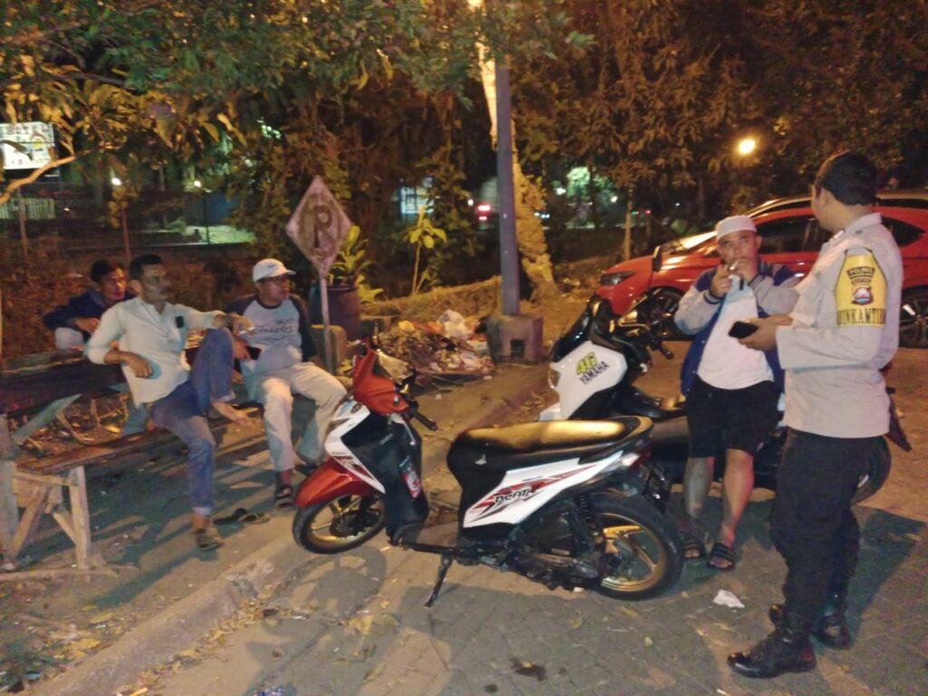 Personil Polsek Carita, Bripka Bambang, Patroli Malam ke Hotel dan Beri Himbauan kepada Masyarakat 3 WhatsApp Image 2024 07 09 at 06.17.35