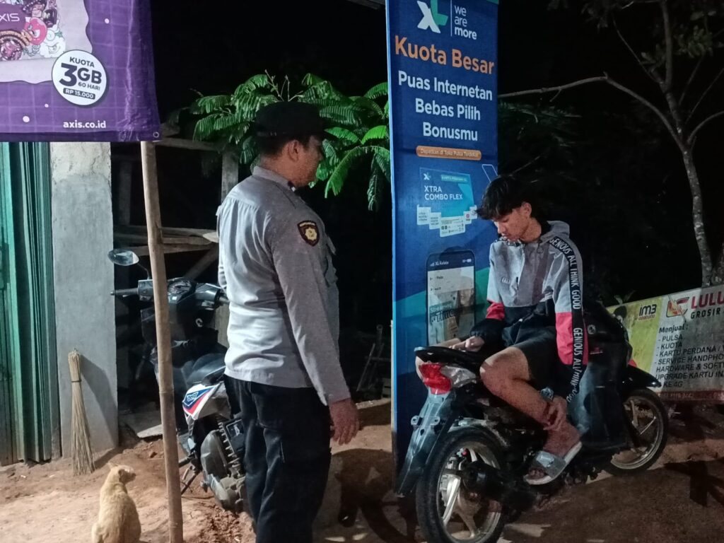Bhabinkamtibmas Polsek Bojong Polres Pandeglang Gelar Sambang Dialogis Malam Hari di Desa Binaan 4 WhatsApp Image 2024 07 09 at 08.43.57