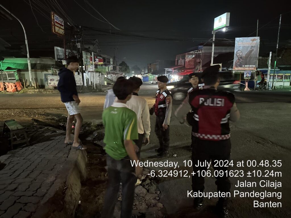 Sat Samapta Polres Pandeglang Berikan Edukasi kepada Sekumpulan Remaja di Perempatan Majasari 2 WhatsApp Image 2024 07 10 at 06.18.26