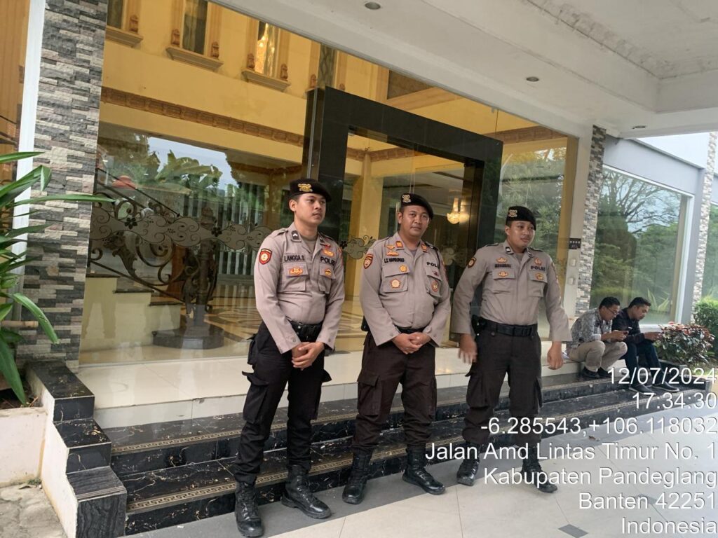 Sat Samapta Polres Pandeglang Gelar Pengamanan Rapat Pleno Terbuka Rekapitulasi Hasil Verifikasi Faktual Dokumen Syarat Dukungan Bakal Pasangan Calon Pemilihan Bupati dan Wakil Bupati Pandeglang 10 WhatsApp Image 2024 07 12 at 19.53.38