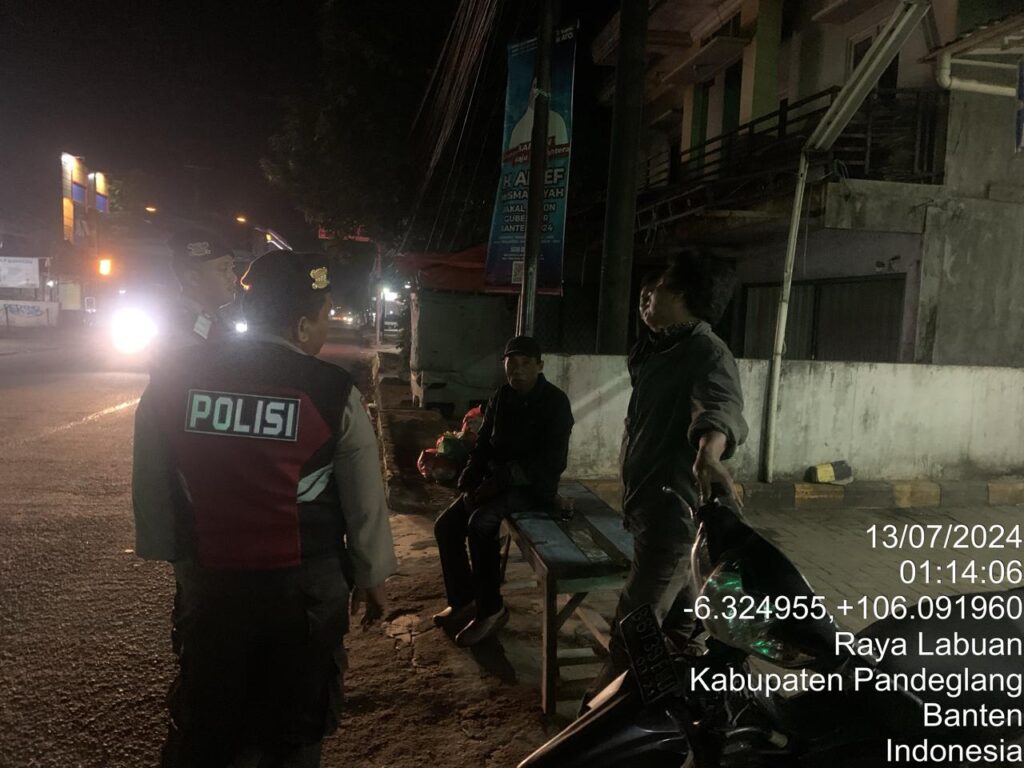 Sat Samapta Polres Pandeglang Sambangi Tukang Ojek dalam Patroli Malam di Pertigaan Majasari 8 WhatsApp Image 2024 07 13 at 06.32.14