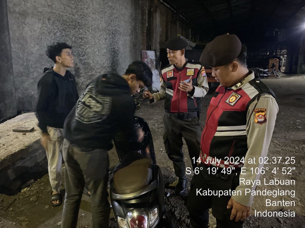Sat Samapta Polres Pandeglang Sambangi Remaja Saat Patroli Malam dan Berikan Edukasi Agar Terhindar dari Tindak Kejahatan 6 WhatsApp Image 2024 07 14 at 06.29.08