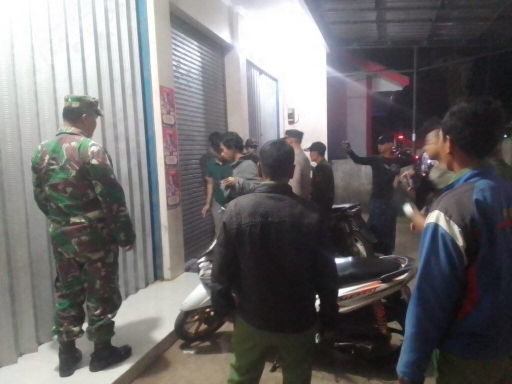 Polsek Menes bersama Koramil Menes Laksanakan Patroli Gabungan, Kecamatan Menes Aman 5 WhatsApp Image 2024 07 14 at 07.57.41
