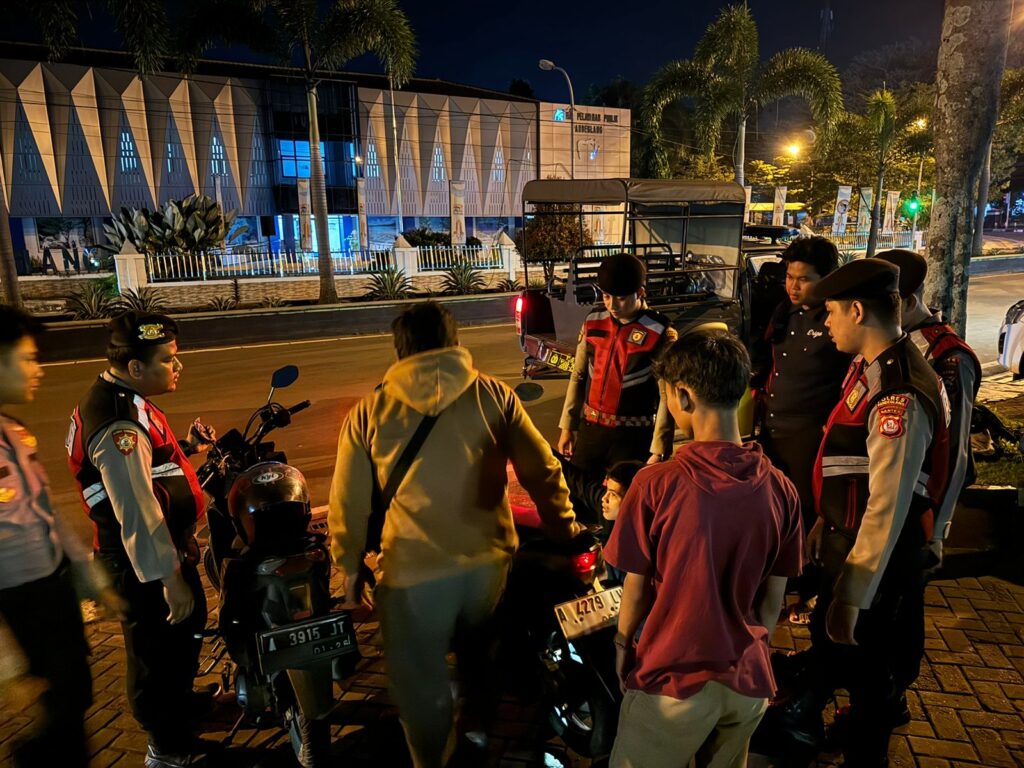 Cegah Aksi Balap Liar, Personil Sat Samapta Polres Pandeglang Laksanakan Patroli Malam Mobile 2 WhatsApp Image 2024 07 16 at 04.58.36