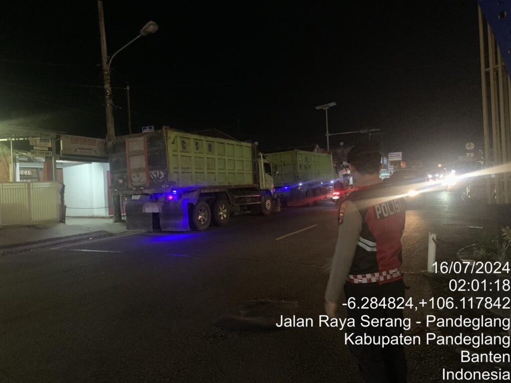 Sat Samapta Polres Pandeglang Tertibkan Truk Muatan yang Parkir di Bahu Jalan 3 WhatsApp Image 2024 07 16 at 05.18.07