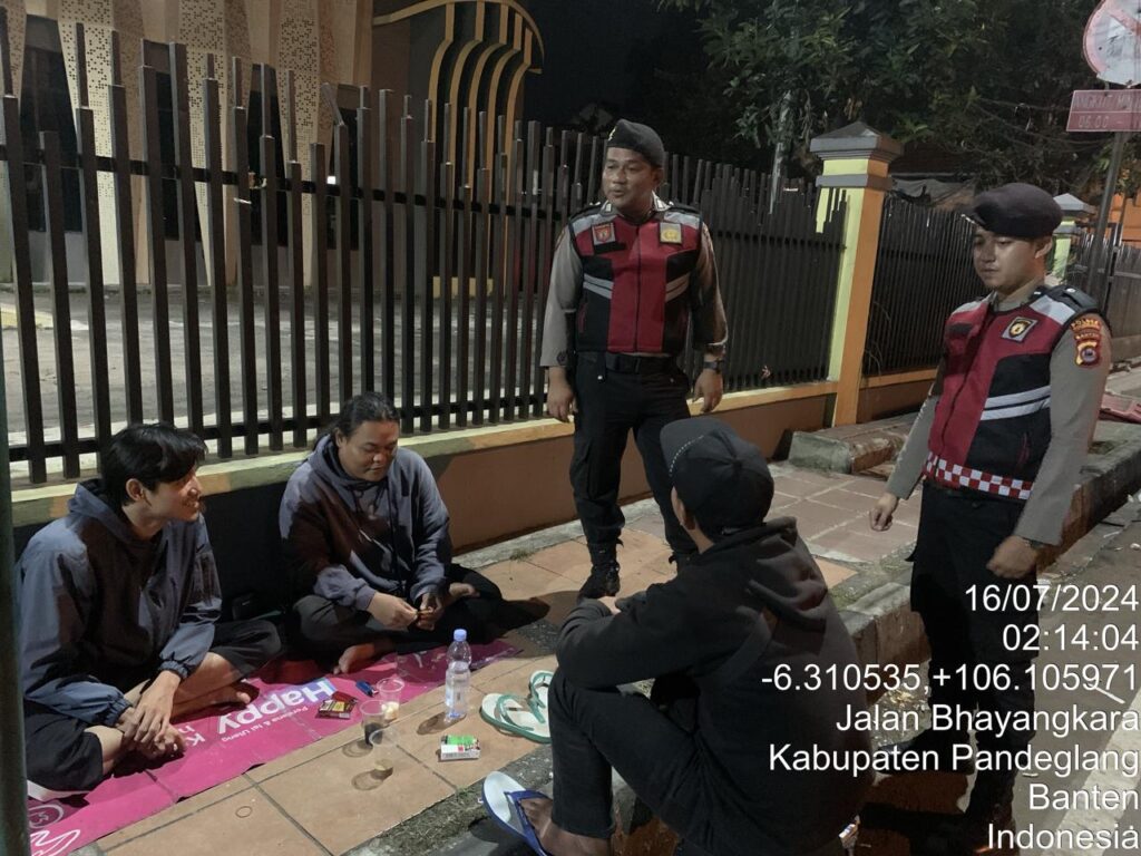 Antisipasi Aksi Mabuk-mabukan, Personil Sat Samapta Polres Pandeglang Gelar Patroli Jalan Kaki Sambangi Remaja yang Sedang Nongkrong 4 WhatsApp Image 2024 07 16 at 05.18.09