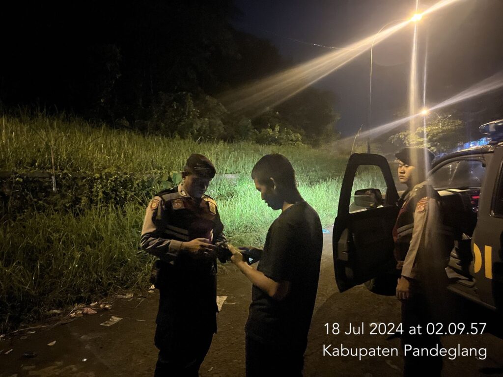 Sat Samapta Polres Pandeglang Berikan Edukasi tentang Aplikasi Dumas Presisi kepada Warga 8 WhatsApp Image 2024 07 18 at 04.36.06
