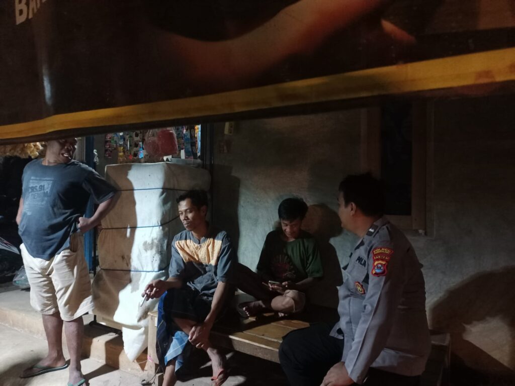 Personil Polsek Bojong Polres Pandeglang Laksanakan Patroli Malam Antisipasi Tindak Pidana 3C 7 WhatsApp Image 2024 07 18 at 08.51.13