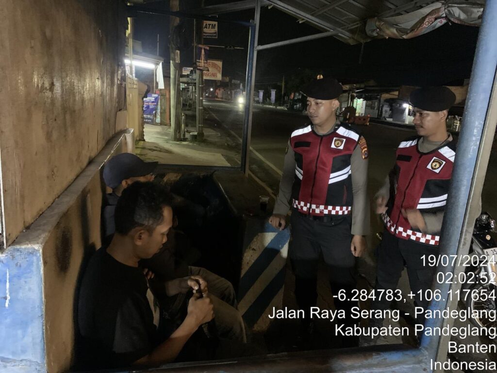Personil Sat Samapta Polres Pandeglang Sambangi Pemuda yang Sedang Nongkrong di Pinggir Jalan, Berikan Himbauan Agar Tidak Melakukan Aksi Nge-BM 3 WhatsApp Image 2024 07 19 at 07.08.54