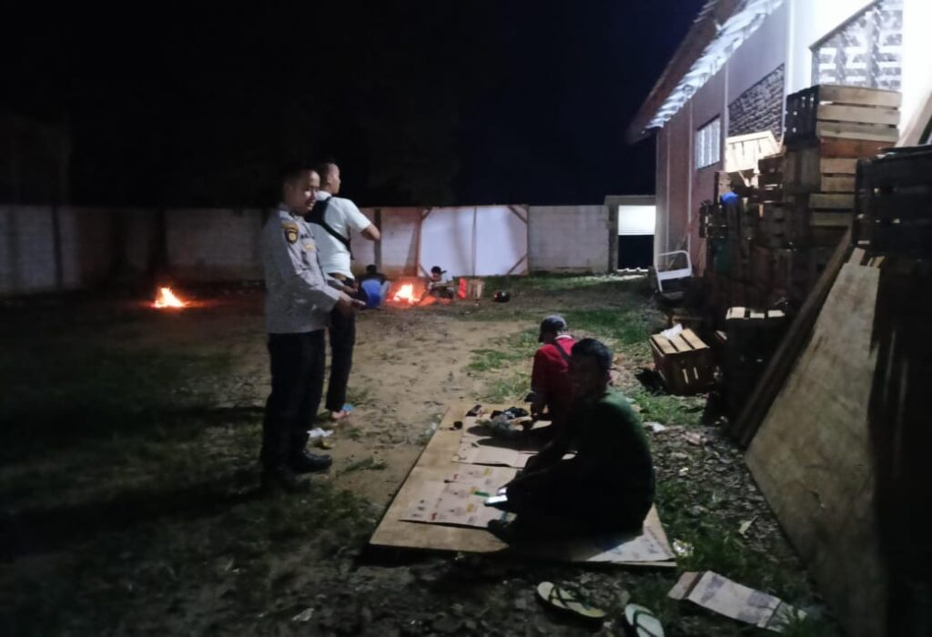 Polsek Bojong Polres Pandeglang Gelar Patroli Malam Antisipasi Tindak Pidana 3C di Desa Binaan 8 WhatsApp Image 2024 07 26 at 08.25.10