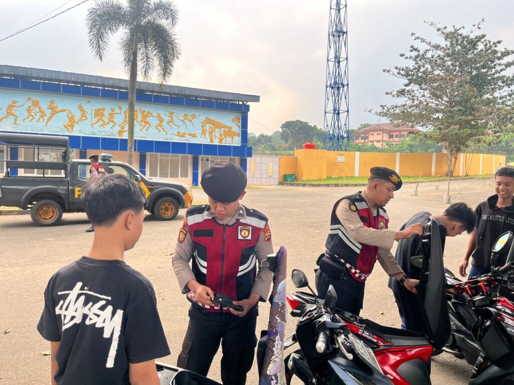 Sat Samapta Polres Pandeglang Cegah Penyakit Masyarakat dengan Cek Bawaan Jok Motor di Stadion Badak Pandeglang 3 WhatsApp Image 2024 07 29 at 16.24.33