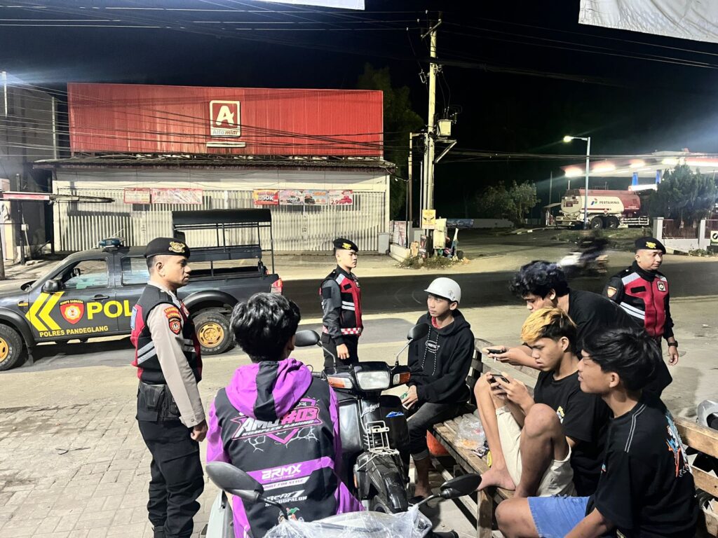 Sat Samapta Polres Pandeglang Sambangi Remaja yang Nongkrong Antisipasi Balapan Liar dan Tindak Kriminal di Cipacung 10 WhatsApp Image 2024 07 30 at 05.33.05