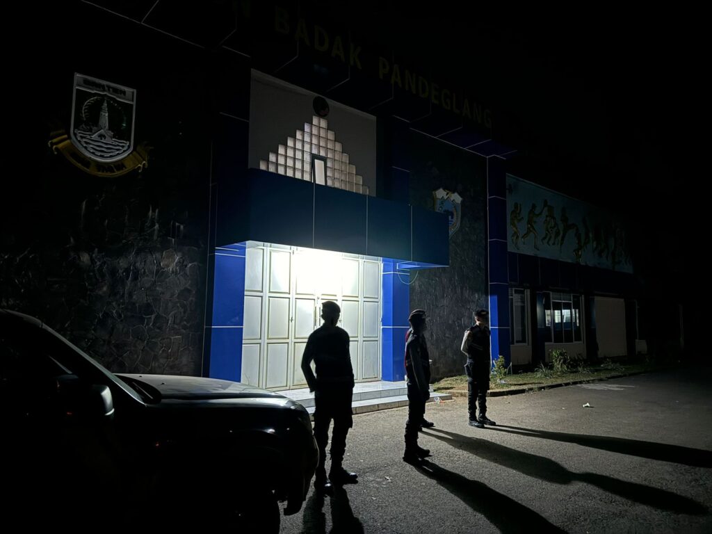 Sat Samapta Polres Pandeglang Laksanakan Kegiatan Preventif di Stadion Badak untuk Menciptakan Kondusifitas 7 WhatsApp Image 2024 07 31 at 04.12.28 1