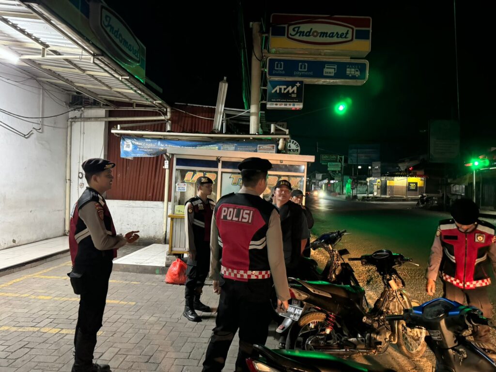 Sat Samapta Polres Pandeglang Gelar Patroli Dialogis di Lampu Merah Maja untuk Menjaga Kondusifitas Kamseltibcar Lantas pada Malam Hari 8 WhatsApp Image 2024 07 31 at 04.12.28
