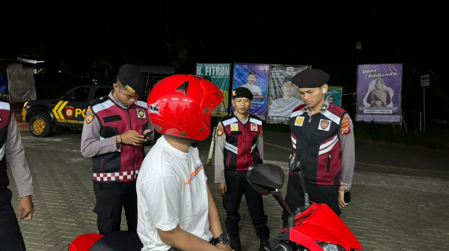 Sat Samapta Polres Pandeglang Gelar Patroli Malam dan Berikan Edukasi Keselamatan Berkendara kepada Remaja 9 er
