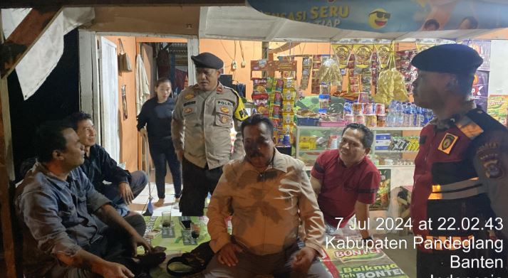 Sat Samapta Polres Pandeglang Sambangi Tukang Warung Kopi dan Berikan Himbauan Kamtibmas pada Kegiatan Patroli Dialogis 8 ss