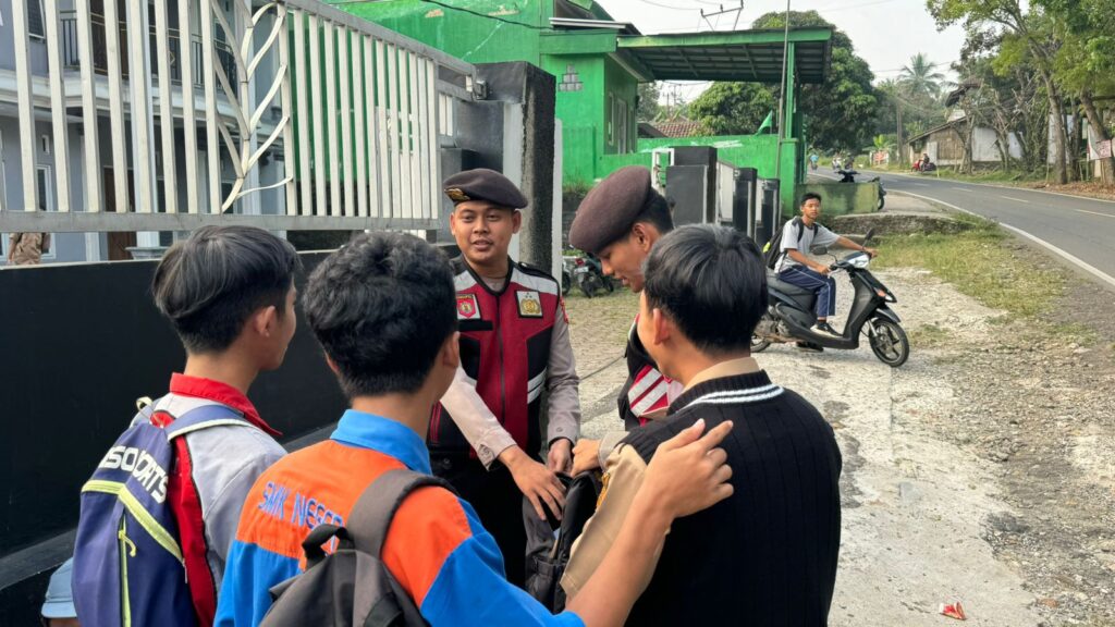Sat Samapta Polres Pandeglang Sambangi Pelajar SMK dan Berikan Himbauan Kamtibmas untuk Cegah Tawuran 7 IMG 20240808 WA0032