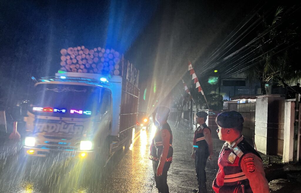 Minimalisir Kecelakaan di Malam Akhir Pekan, Sat Samapta Polres Pandeglang Gelar Kegiatan Strong Point di Titik Rawan Kecelakaan 2 WhatsApp Image 2024 08 11 at 04.46.53