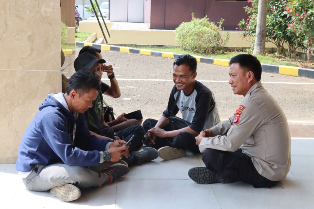 Kasubsi PIDM Humas Polres Pandeglang Gelar Ngobrol Bareng Wartawan di Lobi Polres Pandeglang 5 WhatsApp Image 2024 08 15 at 12.00.13