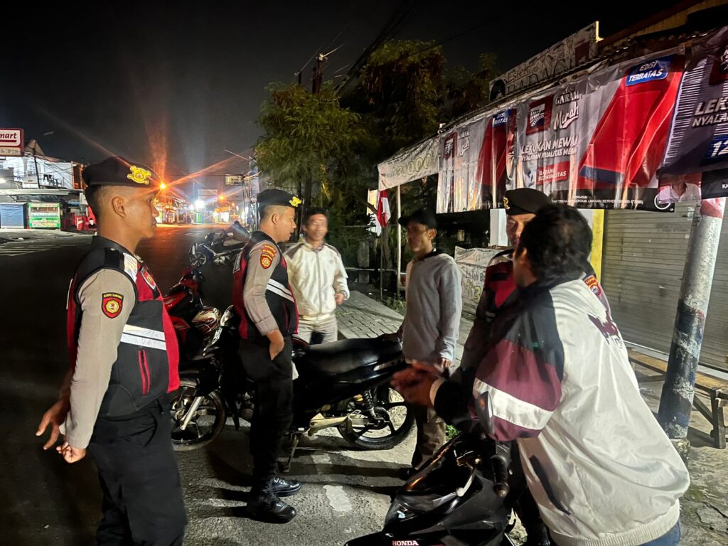 Sat Samapta Polres Pandeglang Gelar KRYD Malam Hari, Sambangi Tukang Ojek dan Berikan Imbauan Kamtibmas 10 WhatsApp Image 2024 08 17 at 06.17.43