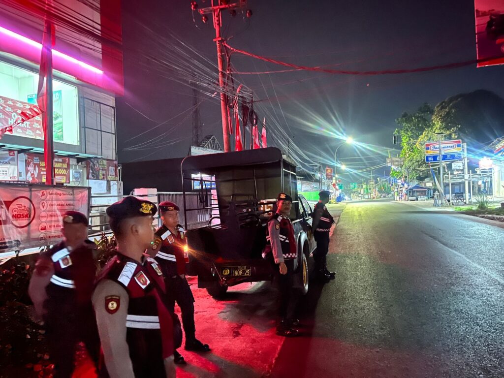 Sat Samapta Polres Pandeglang Berikan Pelayanan Prima dengan Gelar Strong Point Malam Hari untuk Minimalkan Kecelakaan 8 WhatsApp Image 2024 08 17 at 06.17.43 2