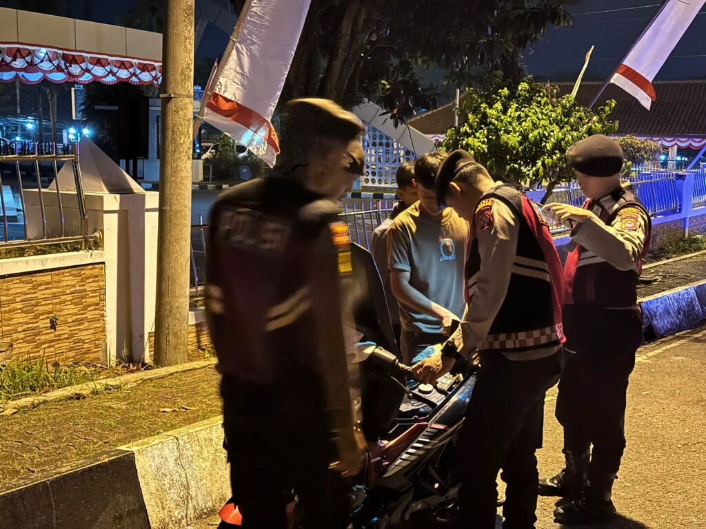 Sat Samapta Polres Pandeglang Gelar Patroli Malam di Alun-alun Pandeglang untuk Cegah Tindak Kriminalitas 7 WhatsApp Image 2024 08 18 at 04.56.46