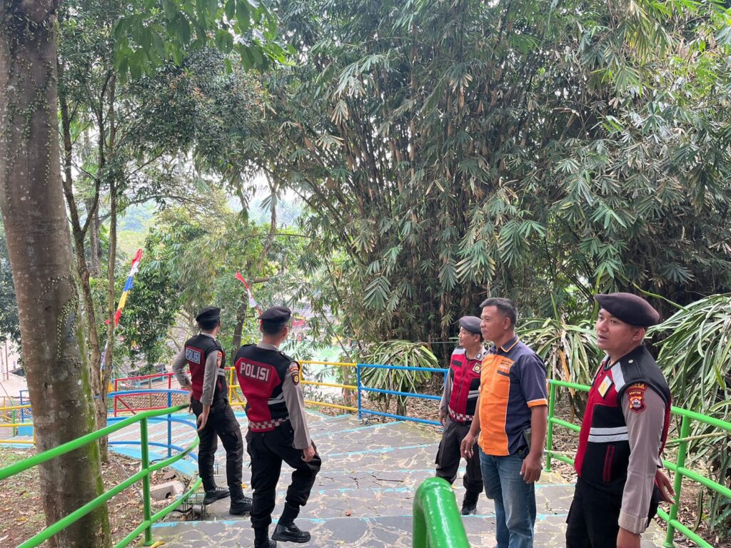 Sat Samapta Polres Pandeglang Laksanakan Patroli di Obyek Wisata pada Akhir Pekan untuk Menjaga Kondusifitas Wilayah 2 WhatsApp Image 2024 08 18 at 16.40.19