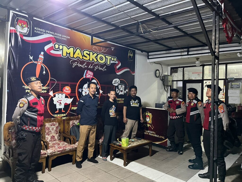 Sat Samapta Polres Pandeglang Gelar Patroli Dialogis Malam Hari di Kantor KPU Pandeglang 10 WhatsApp Image 2024 08 19 at 05.59.47
