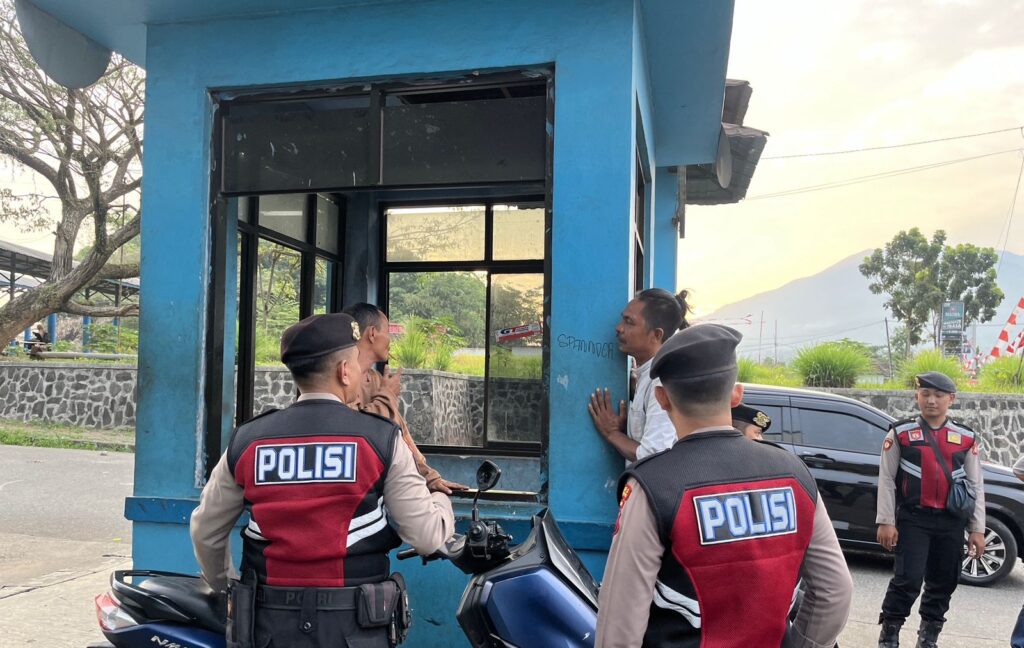 Sat Samapta Polres Pandeglang Gelar Patroli Dialogis di Terminal Kadubanen, Ciptakan Keamanan dari Aksi Premanisme 8 WhatsApp Image 2024 08 19 at 17.37.00 1