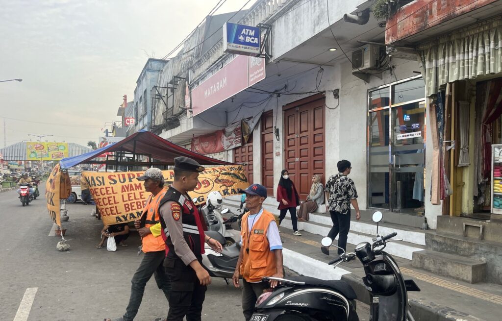 Sat Samapta Polres Pandeglang Gelar Patroli Siang di Kawasan Pasar Badak, Edukasi Juru Parkir untuk Jaga Kamtibmas 9 WhatsApp Image 2024 08 19 at 17.37.00