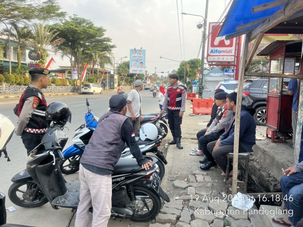 Sat Samapta Polres Pandeglang Gelar Patroli Jalan Kaki di Persimpangan Cigadung, Sambangi Tukang Ojek dan Serap Aspirasi 6 WhatsApp Image 2024 08 19 at 17.59.55