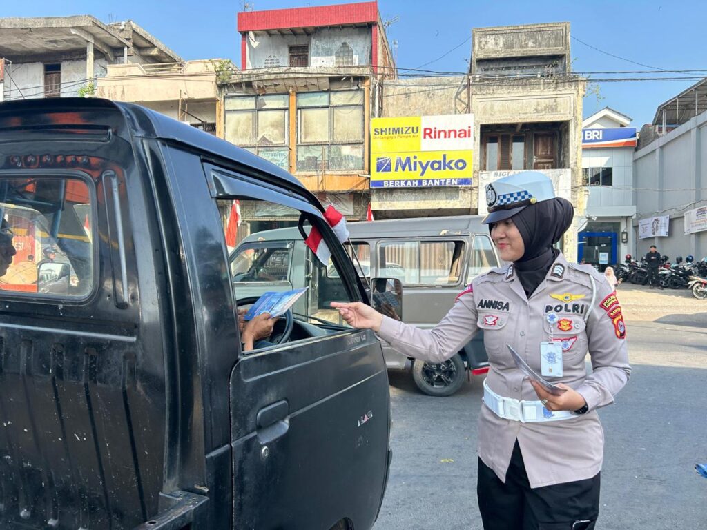 Polwan Satlantas Polres Pandeglang Bagikan Brosur Himbauan Terkait Odol Kepada Sopir Angkutan Umum di Terminal Pasar Badak 4 WhatsApp Image 2024 08 20 at 07.27.41
