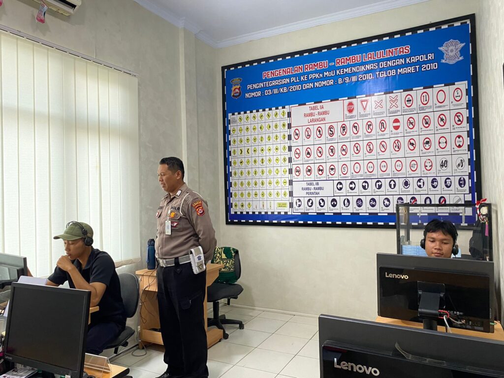 Satlantas Polres Pandeglang Berikan Pelayanan Prima Dalam Tes Uji Teori Pembuatan Sim di Satpas Polres Pandeglang 3 WhatsApp Image 2024 08 20 at 09.07.22