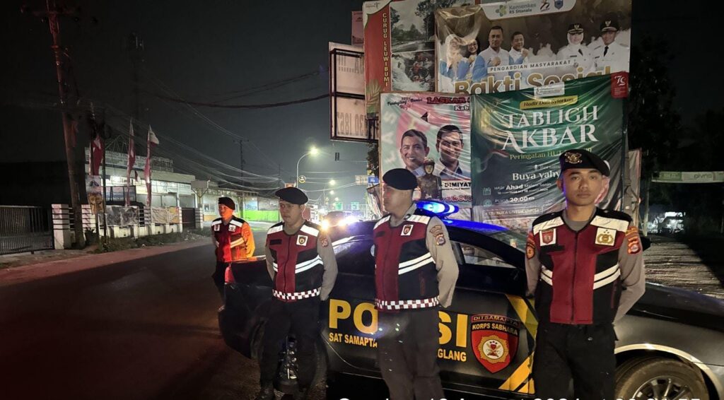 Sat Samapta Polres Pandeglang Gelar Strong Point Malam Hari di Pertigaan Cipacung 1 WhatsApp Image 2024 08 24 at 16.54.43