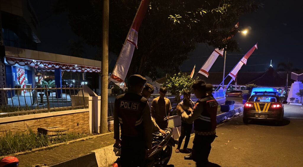 Sat Samapta Polres Pandeglang Gelar Patroli Badak Presisi di Alun-Alun Pandeglang Malam Hari 2 WhatsApp Image 2024 08 24 at 16.54.44