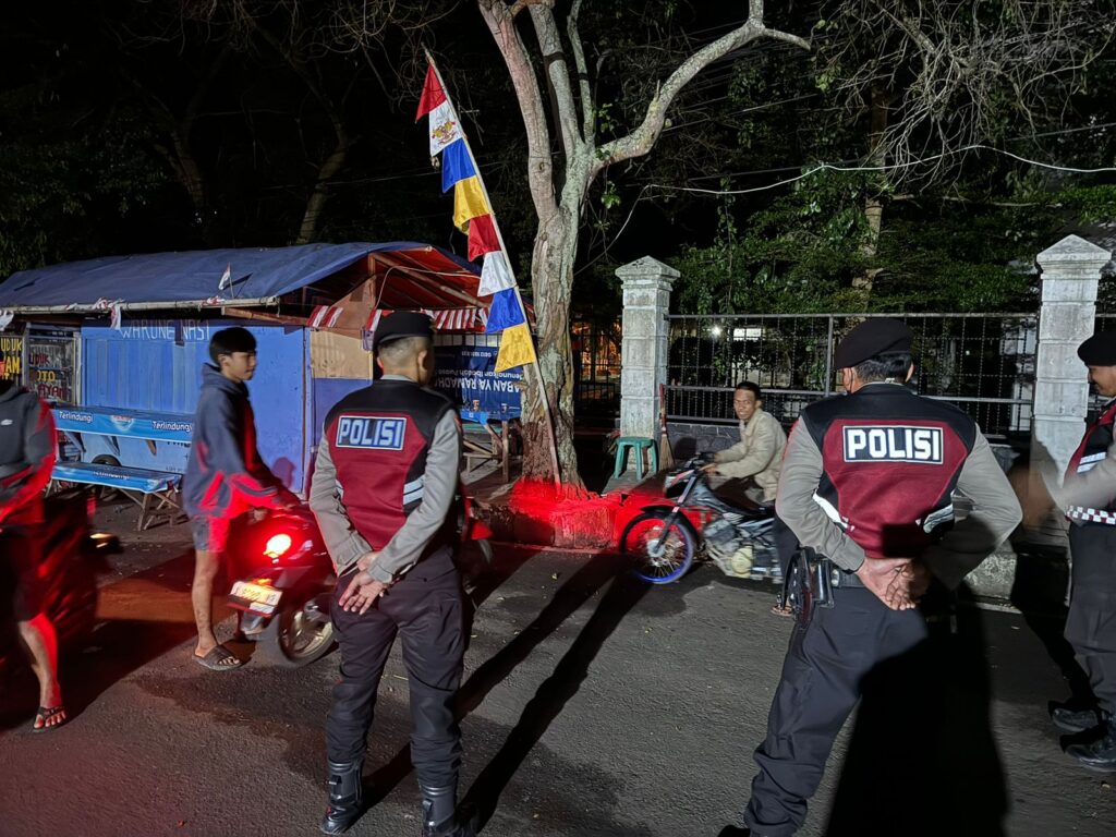 Sat Samapta Polres Pandeglang Tertibkan Remaja Nongkrong di Depan Masjid Agung pada Patroli Malam 5 WhatsApp Image 2024 08 27 at 05.57.46 1