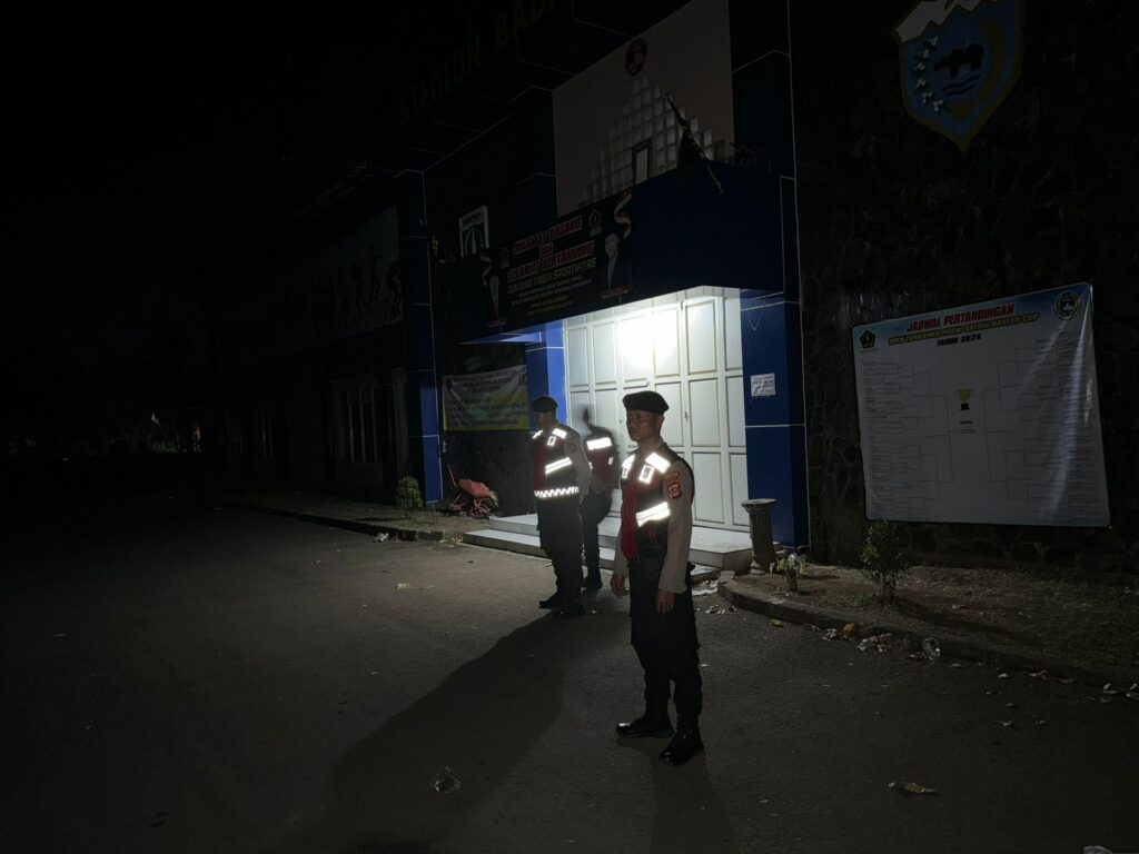 Sat Samapta Polres Pandeglang Gencarkan Patroli Malam di Stadion Badak, Antisipasi Penyakit Masyarakat 6 WhatsApp Image 2024 08 27 at 05.57.46
